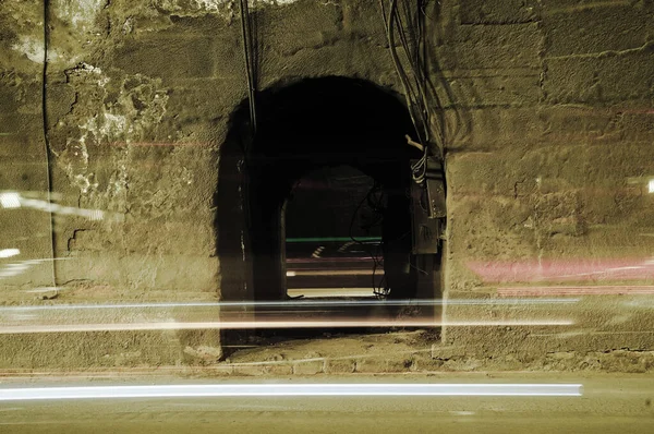 2本の線の間にアーチを持つ古い汚い地下室 — ストック写真