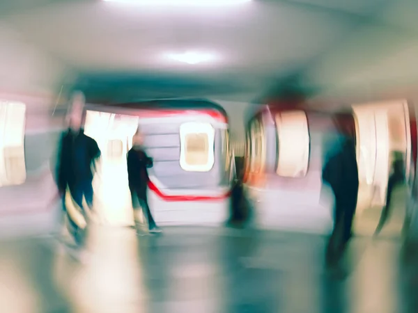 Φακός Θολώνει Την Εικόνα Ενός Μετρό Κινούμενες Ανθρώπινες Σιλουέτες Και — Φωτογραφία Αρχείου