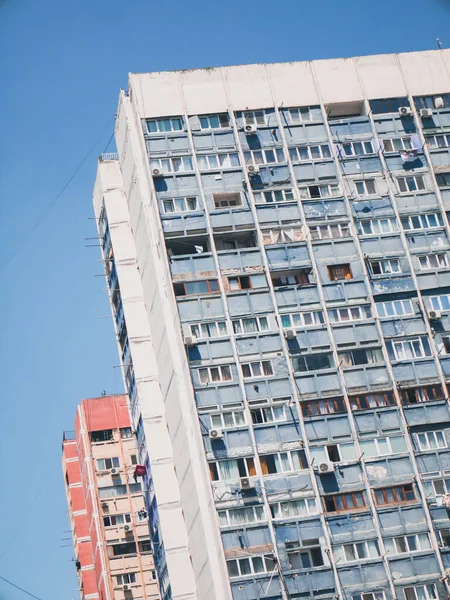 Ett Par Flervåningshus Vinklad Över Två Byggnader — Stockfoto