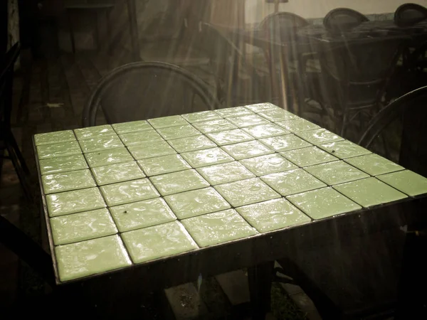 Homályos Napsugár Esik Egy Zöld Fényes Asztal Felületén — Stock Fotó
