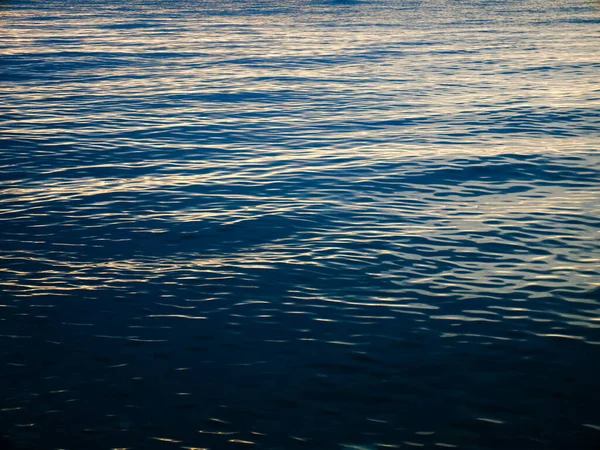 Темно Синяя Поверхность Морской Воды Тусклыми Солнечными Лучами — стоковое фото