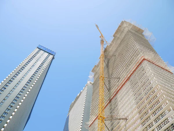 Grattacielo Moderno Incompiuto Con Gru Sollevamento — Foto Stock