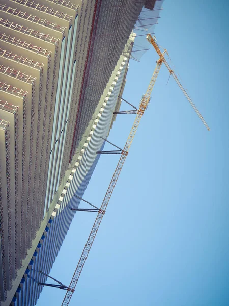 Moderne Onafgewerkte Wolkenkrabber Met Hijskraan — Stockfoto