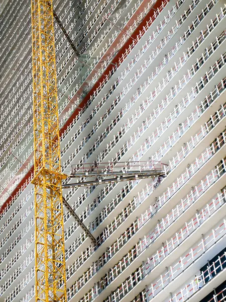 Grattacielo Moderno Incompiuto Con Gru Gialla — Foto Stock