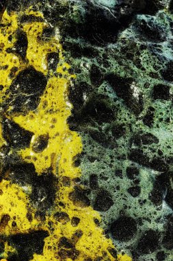 Doğal taş yüzeyini güzel bir şablonla kapatın..