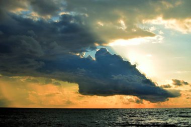 Akşamları deniz manzarası. Güzel bulutlu gün batımı gökyüzü.