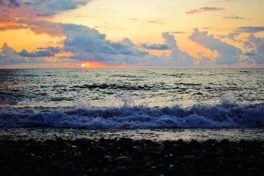 Akşamları deniz manzarası. Güzel bulutlu gün batımı gökyüzü.