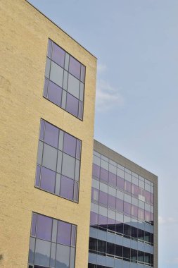 Modern bir çok katlı bina manzarası. Modern mimari.