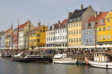 Kopenhag, Danimarka. 22 Eylül 2024. Nyhavn, Kopenhag 'daki güzel renkli evler..