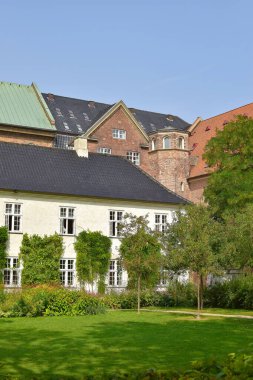 Güneşli bir günde güzel Danimarka mimarisi.