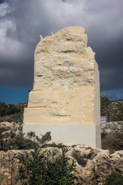 Kum taşından yapılmış sanat eseri gibi..