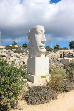 Ayia Napa, Kıbrıs. 24 Ekim 2024. Ayia Napa Heykel Parkı 'ndaki güzel sanat eserleri.