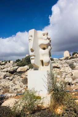 Ayia Napa, Kıbrıs. 24 Ekim 2024. Ayia Napa Heykel Parkı 'ndaki güzel sanat eserleri.