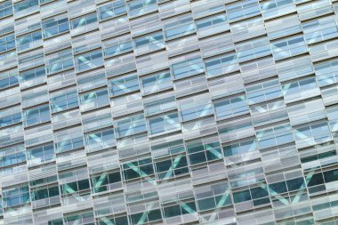 Modern bir şirket binasının dış görünüşü. Modern cam ve çelik mimarisi.