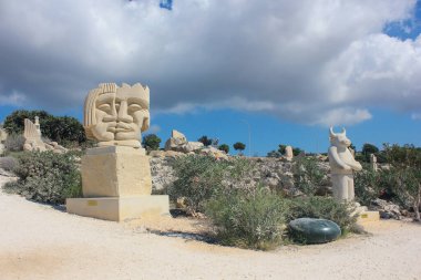 Ayia Napa, Kıbrıs. 30 Ekim 2024. Ayia Napa Uluslararası Heykel Parkı 'nda güzel sanatsal eserler.