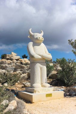 Ayia Napa, Kıbrıs. 30 Ekim 2024. Ayia Napa Uluslararası Heykel Parkı 'nda güzel sanatsal eserler.