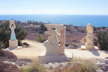 Ayia Napa, Kıbrıs. 2 Kasım 2024. Ayia Napa Uluslararası Heykel Parkı 'nda güzel sanatsal eserler.