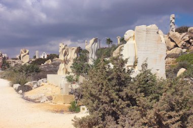 Ayia Napa, Kıbrıs. 2 Kasım 2024. Ayia Napa Uluslararası Heykel Parkı 'nda güzel sanatsal eserler.