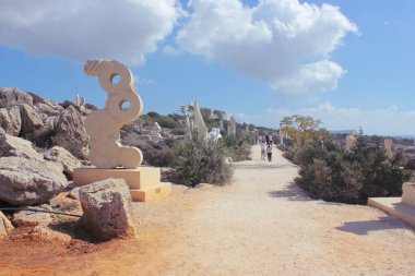 Ayia Napa, Kıbrıs. 8 Kasım 2024. Ayia Napa Uluslararası Heykel Parkı 'nda güzel sanatsal eserler.