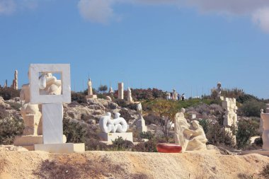Ayia Napa, Kıbrıs. 8 Kasım 2024. Ayia Napa Uluslararası Heykel Parkı 'nda güzel sanatsal eserler.