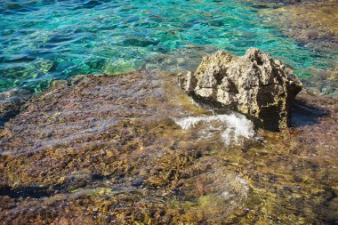 Ayia Napa 'da turkuaz su yüzeyi çok güzeldir. Yansımaları olan güzel temiz su yüzeyi.