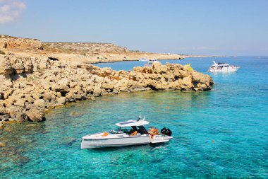 Ayia Napa, Kıbrıs. 16 Kasım 2024. Beyaz yatları olan güzel deniz manzaralı Capo Greco, Ayia Napa.