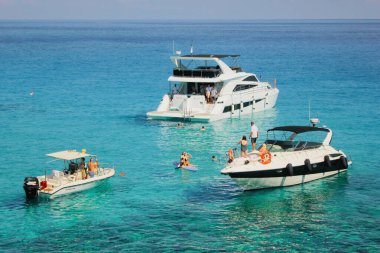Ayia Napa, Kıbrıs. 16 Kasım 2024. Kıbrıs Rum Kesimi Ayia Napa 'da Akdeniz' de beyaz lüks tekneler.