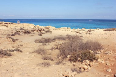 Kıbrıs 'ın Capo Greco kentinin güzel yaz manzarası.