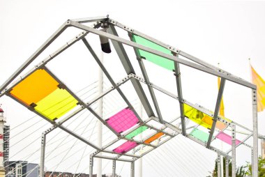 Renkli cam parçaları olan metal geometrik çerçeve.