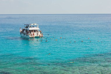 Ayia Napa, Kıbrıs. 17 Kasım 2024. İnsanlar Aya Napa 'da bir yatta vakit geçiriyor..