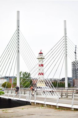 Malmö, İsveç. 22 Aralık 2024. İsveç, Malmö 'de beyaz köprü ve deniz feneri.