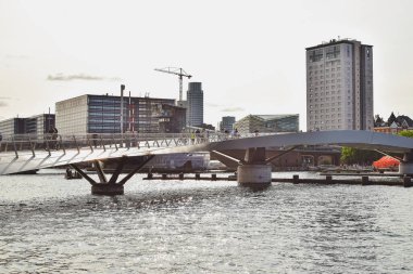 Kopenhag, Danimarka. 24 Aralık 2024. Kopenhag, Danimarka 'daki köprüdeki insanlar.