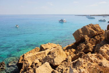 Yazın Cape Greco manzarası. Güzel su mavi deniz manzarası.