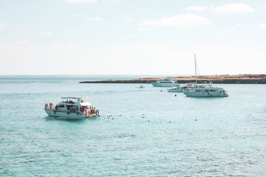 Ayia Napa, Kıbrıs. 7 Ocak 2025. Yatları olan güzel bir deniz manzarası..