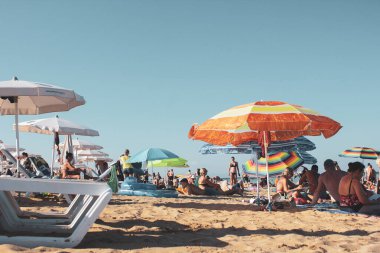 Protaras, Kıbrıs. 13 Ocak 2025. Kıbrıs Rum Kesimi 'nin Protaras kentindeki İncir Ağacı Sahili' nde insanlar vakit geçiriyor