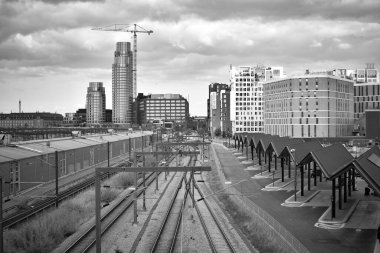 Kopenhag, Danimarka. 22 Kasım 2024. Siyah beyaz şehir manzarası - Kopenhag demiryolu manzarası.