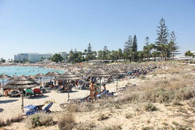 Ayia Napa, Kıbrıs. 23 Ocak 2025. Nissi Sahili Yazın manzarası.