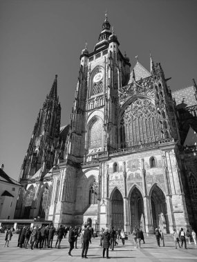Prag, Çek Cumhuriyeti. 31 Mart 2025. Prag 'daki Aziz Vitus Katedrali' nin siyah beyaz görüntüsü