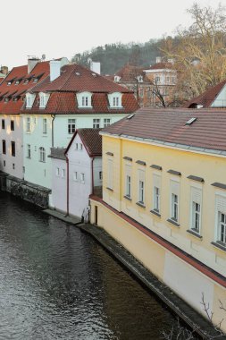 Çek geleneksel tasarımlı Riverside binaları.