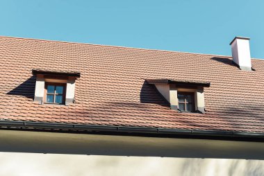 Kırmızı kiremitlerden yapılmış Çek geleneksel eski tarz çatı katı