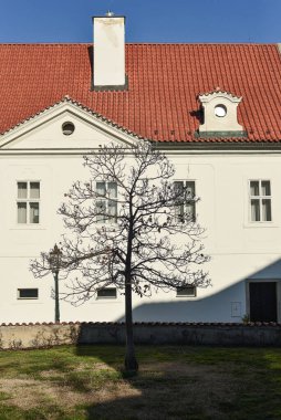 Kırmızı kiremit çatılı güzel bir klasik bina.