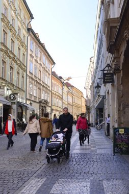 Prag, Çek Cumhuriyeti. 30 Nisan 2025. Prag 'da yürüyen insanlar