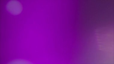 Yaratıcı, soyut, 80 'lerin nostaljik, psikedelik holografik arka planına geçiyoruz. Projeniz için ışık dönüşümleri. 