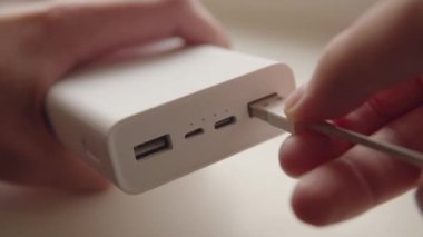 Akıllı telefon kablosunu güç bankasının dış bataryasına bağlıyorum. Gösterge yanıp sönüyor. Yüksek kalite 4k görüntü.