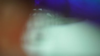 Çok renkli, nostaljik psikozlu, pırıl pırıl bir arka plan. Projeniz için ışık dönüşümleri. 