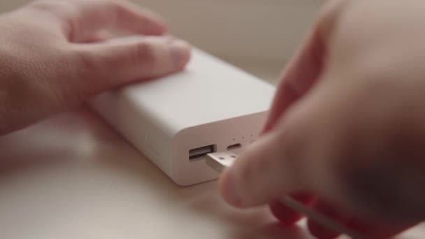 Smartphone Charge Batterie Externe Powerbank Couché Sur Table Indicateur Clignote — Video