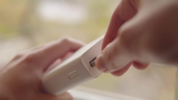 Powerbank Extern Batteriladdning Smartphone Ligger Bordet Indikatorn Blinkar Högkvalitativ Film — Stockvideo