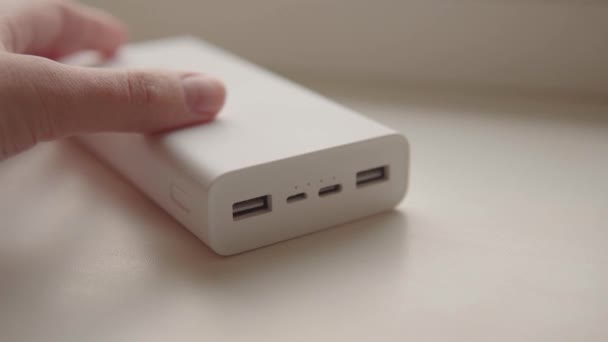 Banco Potência Bateria Externa Smartphone Carregamento Moderno Deitado Peitoril Janela — Vídeo de Stock
