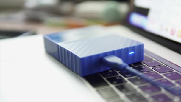 Perangkat Penyimpanan Hdd Eksternal Yang Terhubung Laptop Lampu Berpemandu Putih — Stok Video