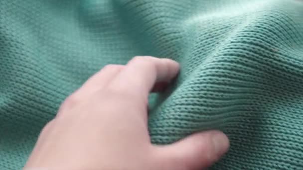 Pracovníci Obchodu Textilem Dotýkají Zeleného Akrylového Pleteného Svetru Detailní Záběr — Stock video